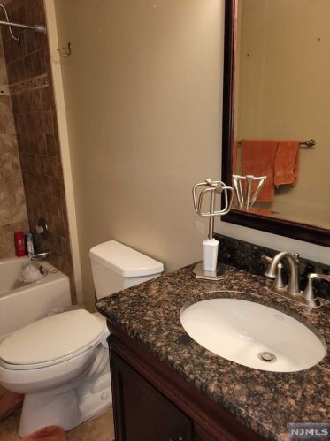 578 Holly Ct, Mahwah NJ 07430-3437 exterior