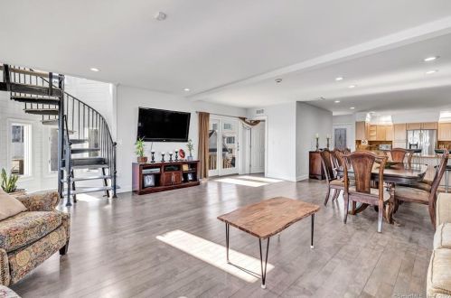 4 Lawrence Ct, Milford CT 06460-7336 exterior