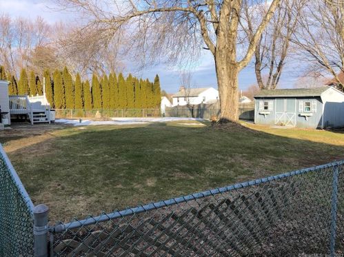 17 Sam St, Enfield CT 06082-5717 exterior