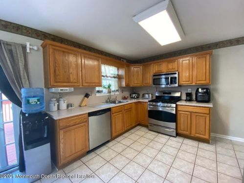 57 Dunham Ave, Edison NJ 08817-3362 exterior