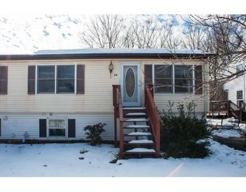 19 Dixfield St, Worcester, MA 01606-1094