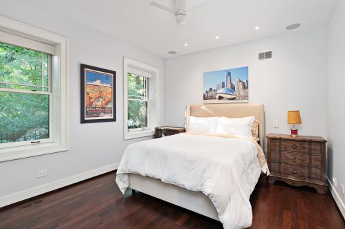 819 Castlewood Ter, Chicago IL  60640-4216 exterior