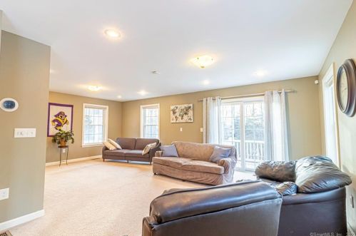 6 Cranberry Dr, Uncasville CT 06382-2006 exterior