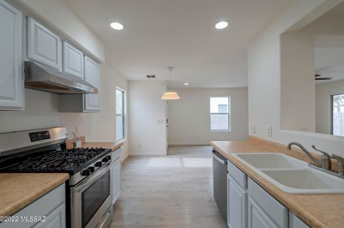 6419 Sunrise Vly Dr, Tucson AZ 85706-4979 exterior