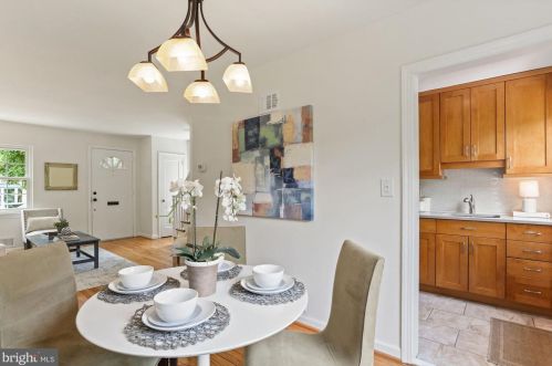 18 Masonic Vw Ave, Alexandria VA 22301-2204 exterior