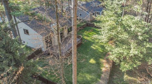 4082 Pinestead Dr, Walled Lake MI 48390-1344 exterior