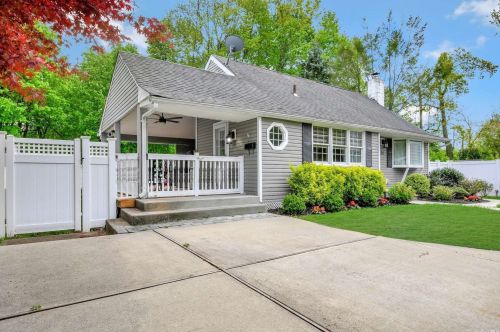 34 Armell St, Huntington Station, NY 11746-3325