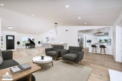 2316 Desert Cove Ave, Phoenix AZ  85028-2411 exterior