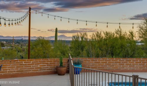 4150 La Cadena, Tucson AZ 85718-6148 exterior