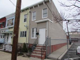 320 12th St, Union City NJ  07087-4204 exterior