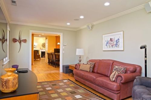 8 Cloverly Cir, Norwalk CT 06855-2130 exterior