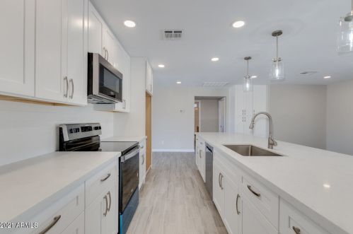 5602 42nd Ln, Phoenix AZ  85019-2001 exterior