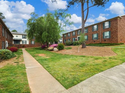 5593 Kingsport Dr, Atlanta GA 30342-4649 exterior