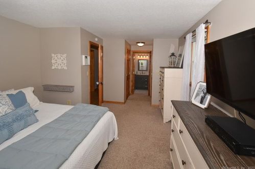 281 Abbe Rd, Enfield CT 06082-5745 exterior