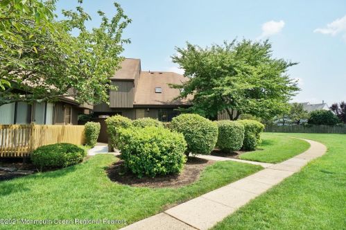 10 Westgate Dr, Edison NJ 08820-1153 exterior