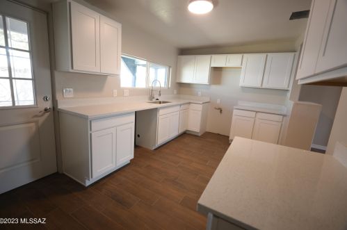 5751 28 St, Tucson AZ 85711-5925 exterior