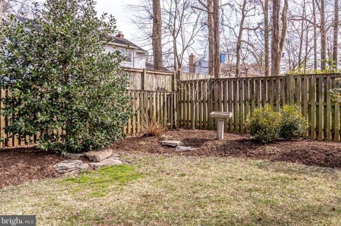 2122 Rampart Dr, Alexandria VA exterior