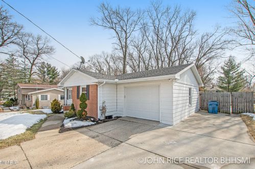 1004 Oakcrest St, Wyoming MI exterior