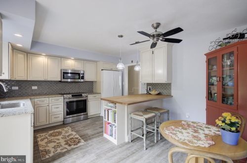 735 Hickory Ln, Berwyn PA 19312-1438 exterior