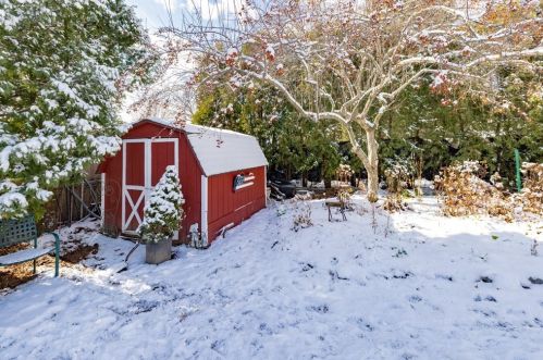 33 Cobb Ave, Chicopee MA 01013-3622 exterior