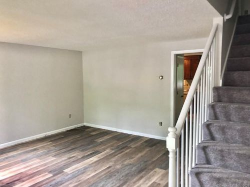 7 Oak Forest Dr, Manchester, CT 06042-4903