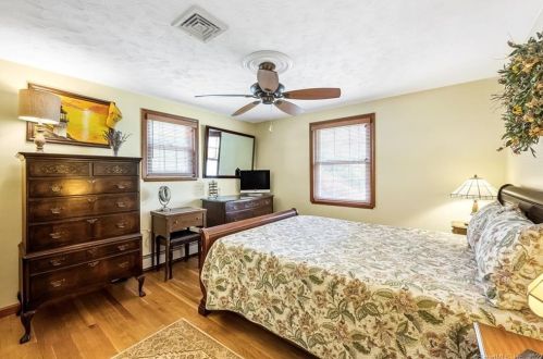 15 Lox Ln, Enfield CT 06082-5043 exterior