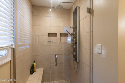 1360 Crooked Lk Dr, Kalamazoo MI 49009-8950 exterior