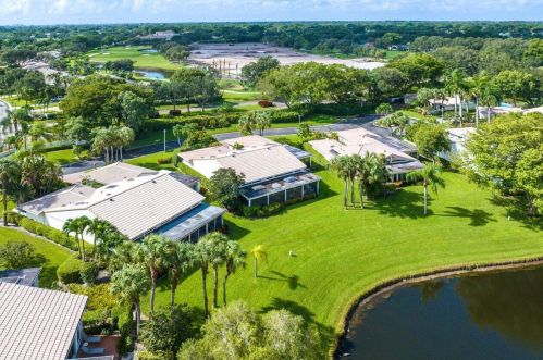 9 Hampshire Ln, Boynton Beach FL 33436-7414 exterior