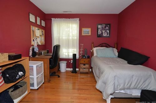 3 Commodore Hull Dr, Derby CT 06418-2255 exterior