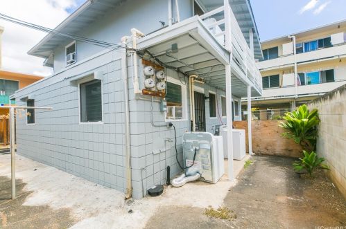 731 Paani St, Honolulu HI 96826-4223 exterior