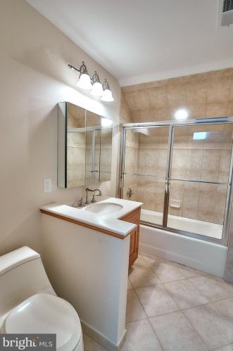 2221 Jefferson Ln, Huntingdon Valley PA 19006-6038 exterior