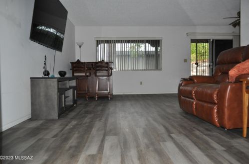 5742 Grant Rd, Tucson, AZ 85712-2238