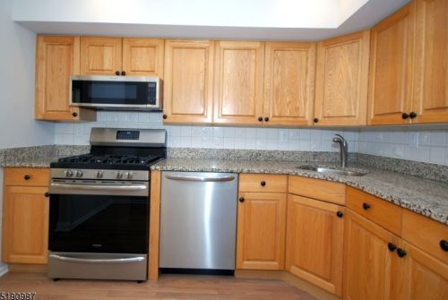 16 Springholm Dr, Berkeley Heights NJ  07922-2700 exterior