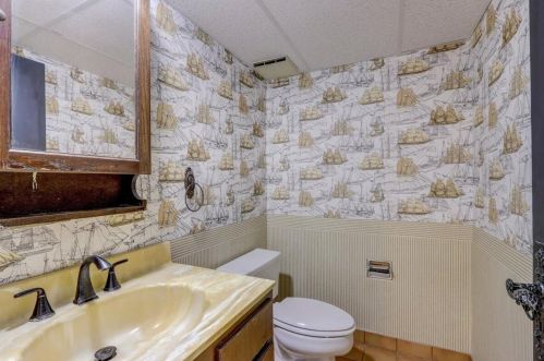 6990 Barnett Ln, Milwaukee WI 53217-3606 exterior