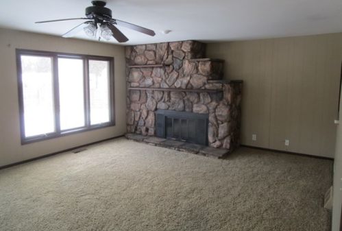 817 Gerry St, Bull Valley IL 60098-3606 exterior