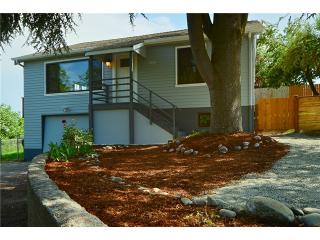 11604 25 Ave, Seattle WA  98155-3905 exterior