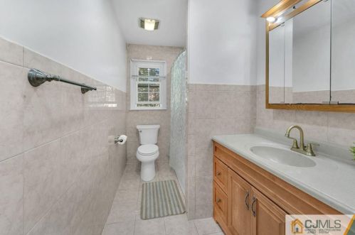 28 Baltic St, Edison NJ 08820-2725 exterior