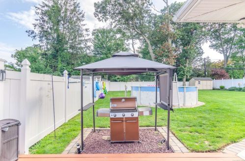 18 Donna Ln, Commack NY 11725-5204 exterior