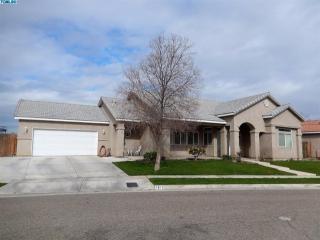 1912 Mount Whitney Ct, Tulare CA  93274-8575 exterior