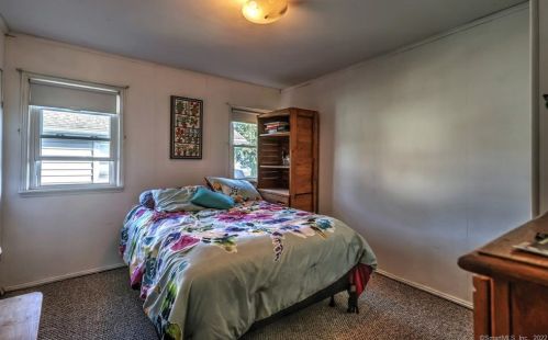 11 Deerfield Ave, Milford CT 06460-7317 exterior