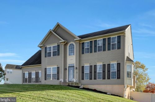 1942 Oak Hills Dr, Hanover PA 17331-9441 exterior