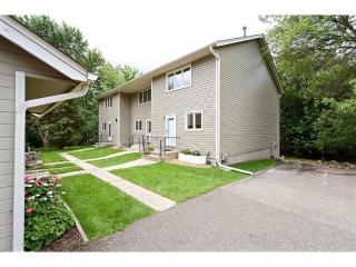 614 Oak Park Ln, Hopkins MN  55343-8381 exterior