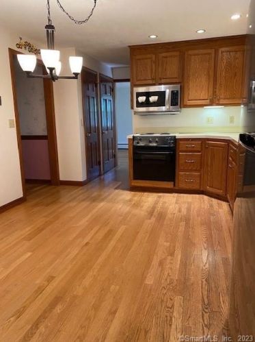 8 Marjorie Ln, Vernon CT 06066-4007 exterior