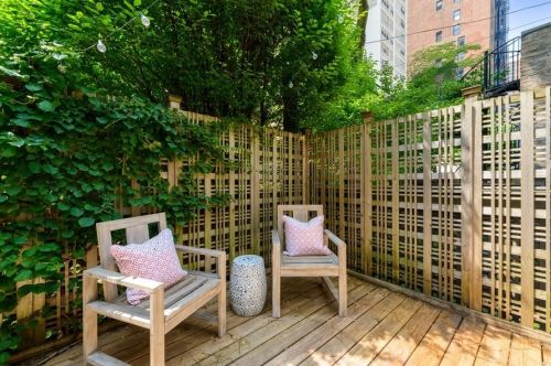 61 Elm St, Chicago IL 60610-2434 exterior