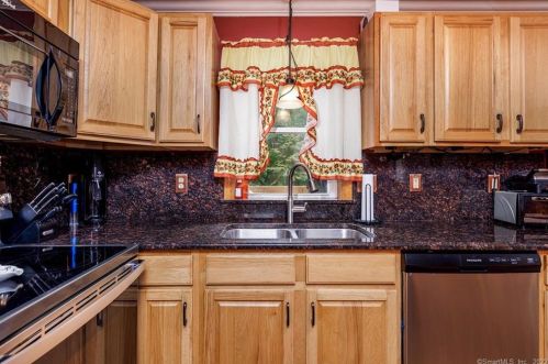 50 Mason Hl Rd, Killingly CT 06241-1324 exterior