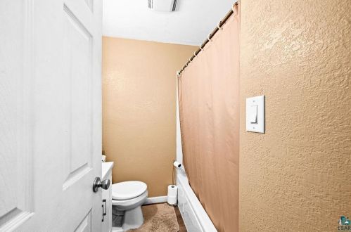 3027 Hutchinson Rd, Duluth MN 55811-2830 exterior