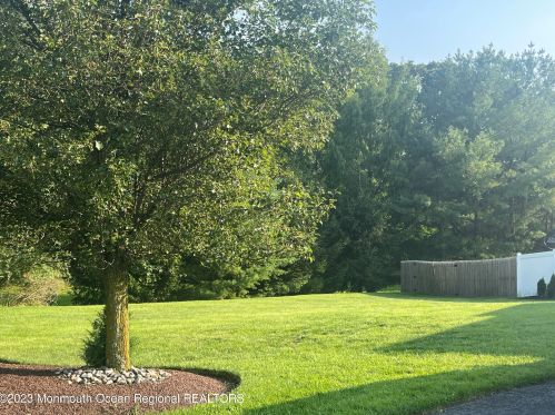 21 Monarch Ln, East Freehold NJ 07728-8580 exterior