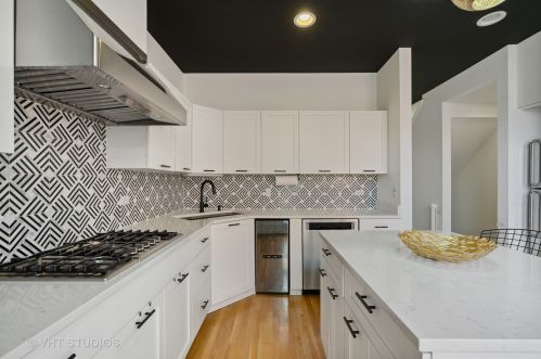 2666 Southport Ave, Chicago IL  60614-1228 exterior