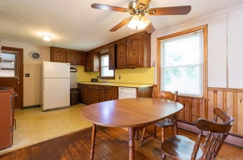 9 Beech Rd, Enfield CT exterior