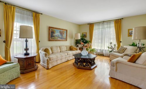 271 Lamplighter Ln, Huntingdon Valley PA 19006-3033 exterior